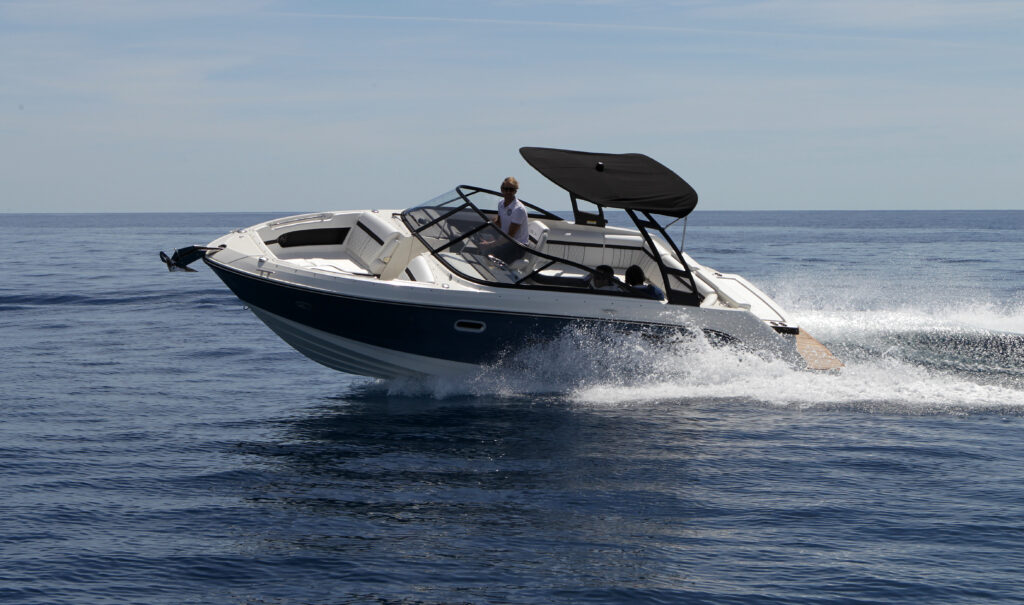 Sea Ray 250 SLX tarjoaa samanlaiset puitteet aurinkopäivistä nauttimiseen kuin selvästi sitä suurempi 310. Mittaa 250 SLX-veneellä on vajaat kahdeksan metriä ja painoa melkein puolet vähemmän kuin isommalla veljellään, eli 2631 kiloa.