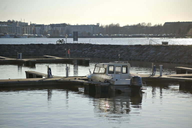 Helsingin Uunisaaren rannassa kokeillaan meressä kelluvien roskien automaattista keräämistä Seabin meriroskakorin avulla.