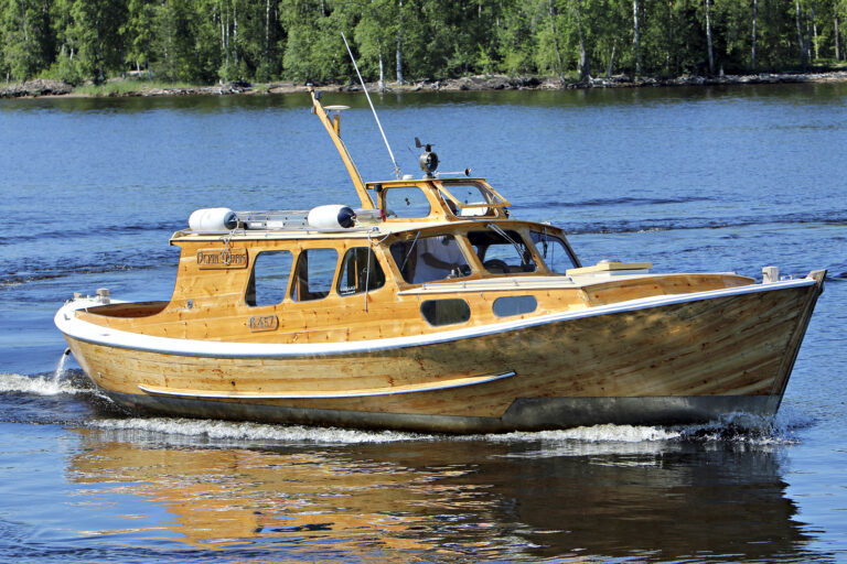 Markinoiden paineessa Bella-Veneet Oy:n on jo kauan arveltu tekevän oman alumiinirunkoisen version joko Bellasta tai Flipperistä. Tehdas yllätti kaikki ja teki kokonaa uuden veneen, Falconin.